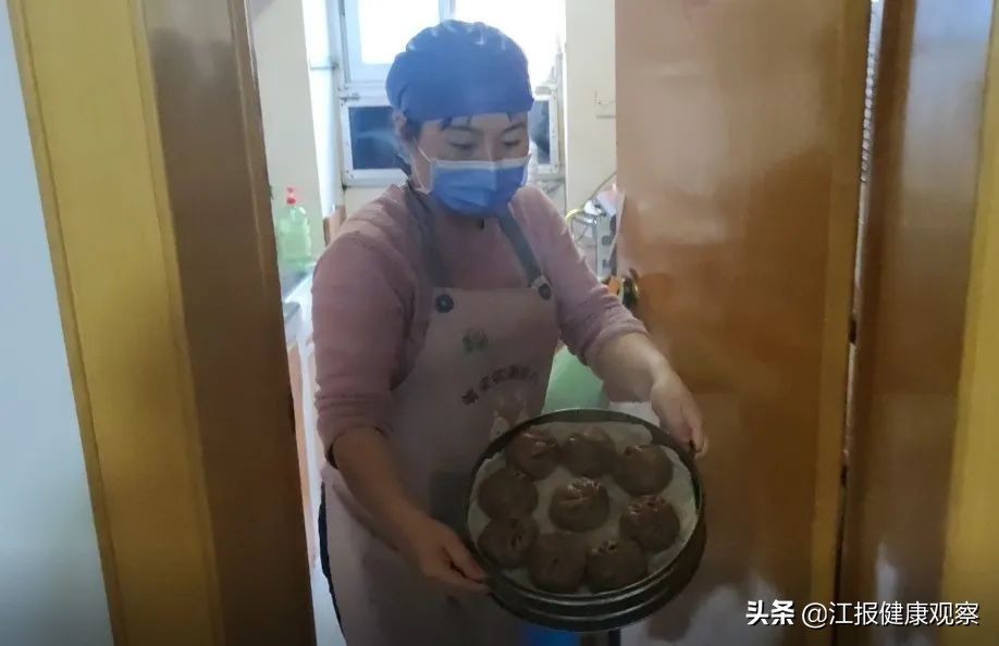 包子大情怀 鲜花寄温情——南昌市W九(ji)医院志愿者让抗疫一Uh员感受到“家的味道? width=